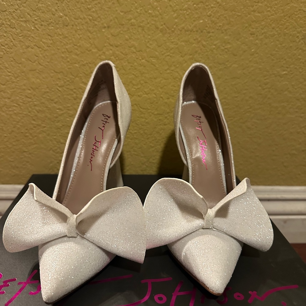 Betsey Johnson Ivory Glitter Pointed-Toe Bow Heels NWT - Picture 2 of 11